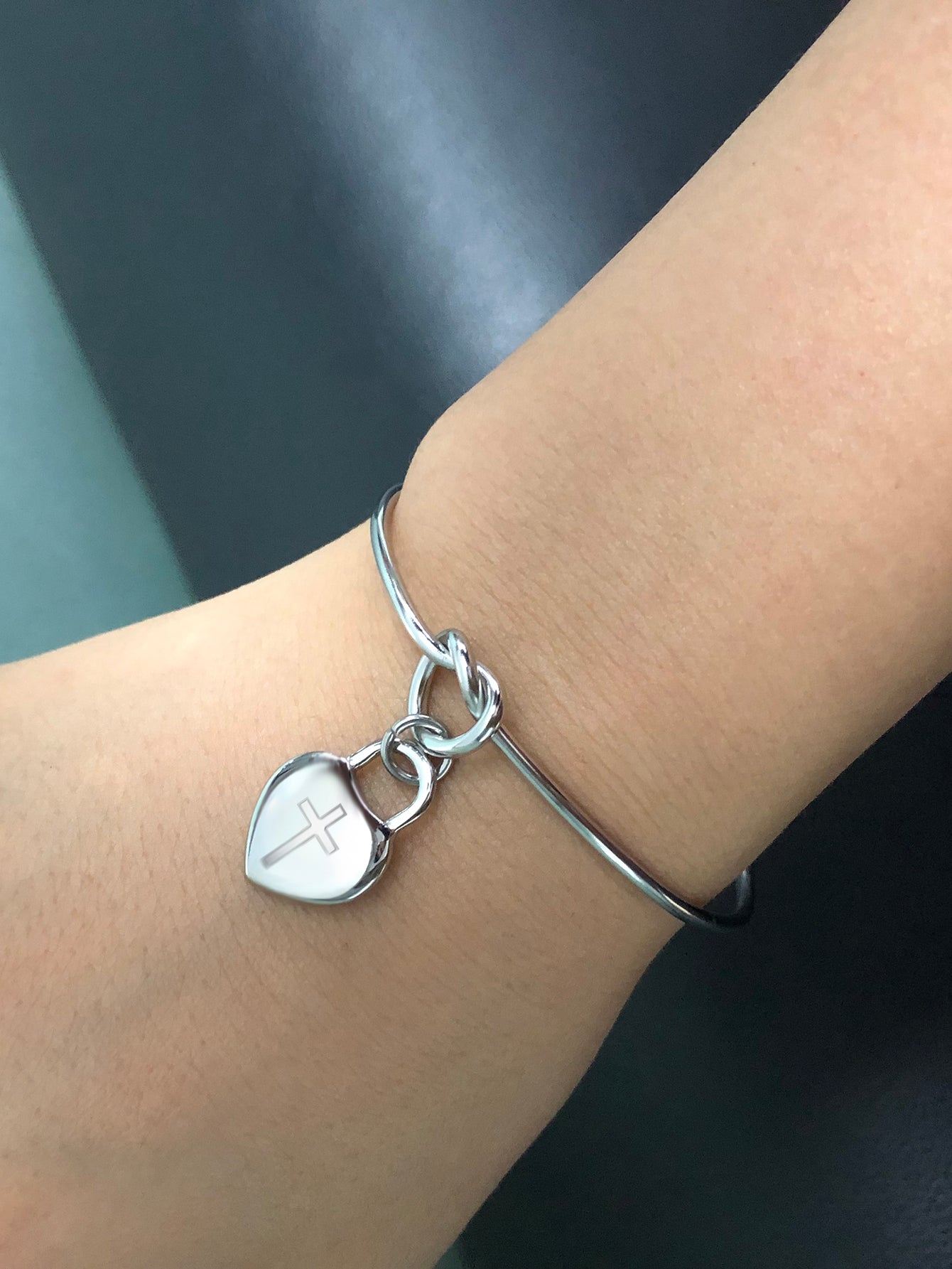 Exquisite Stainless Steel Heart Cross Bracelet - A Thoughtful Religious Gift for Women, Ideal for Christmas and New Year's Celebrations