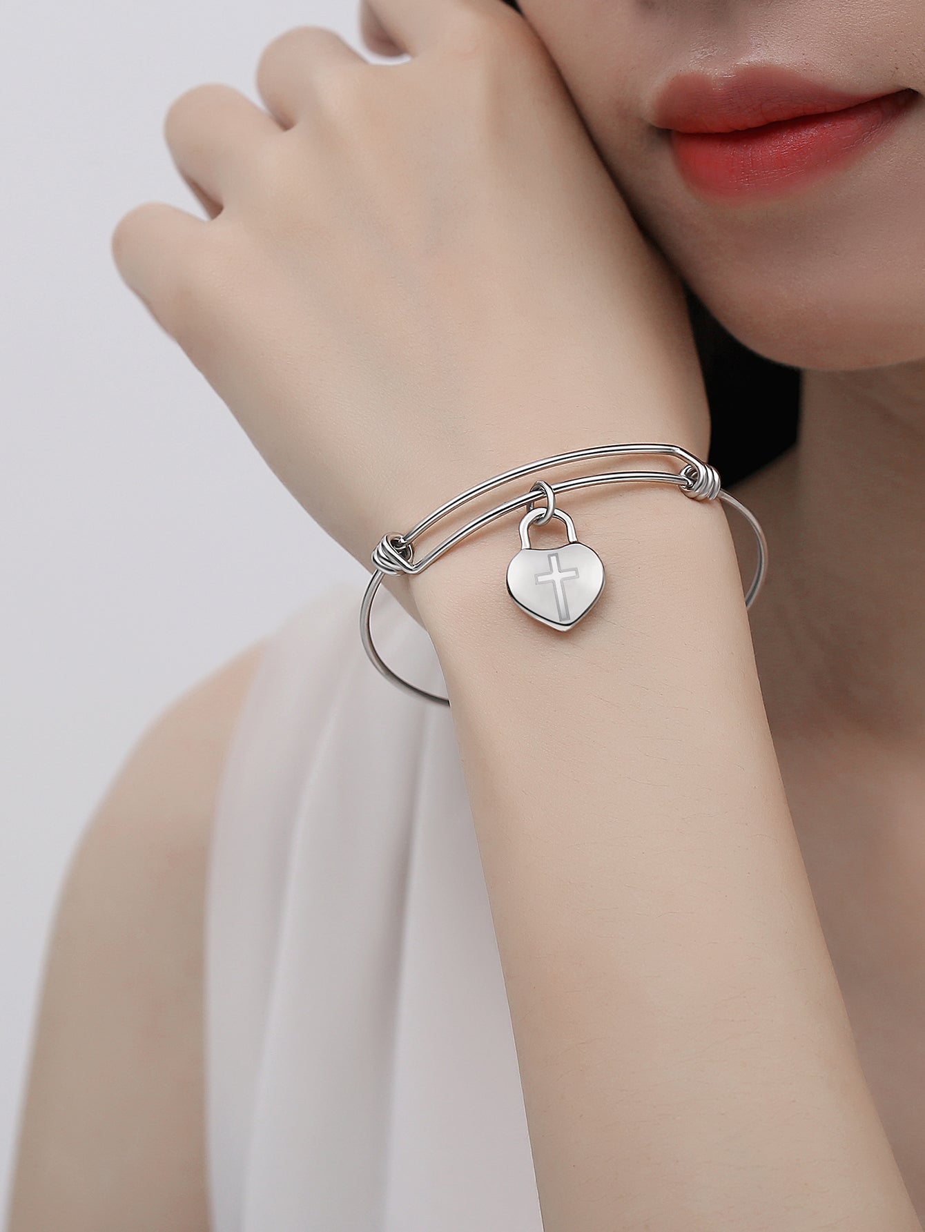 Exquisite Stainless Steel Heart Cross Bracelet - A Thoughtful Religious Gift for Women, Ideal for Christmas and New Year's Celebrations