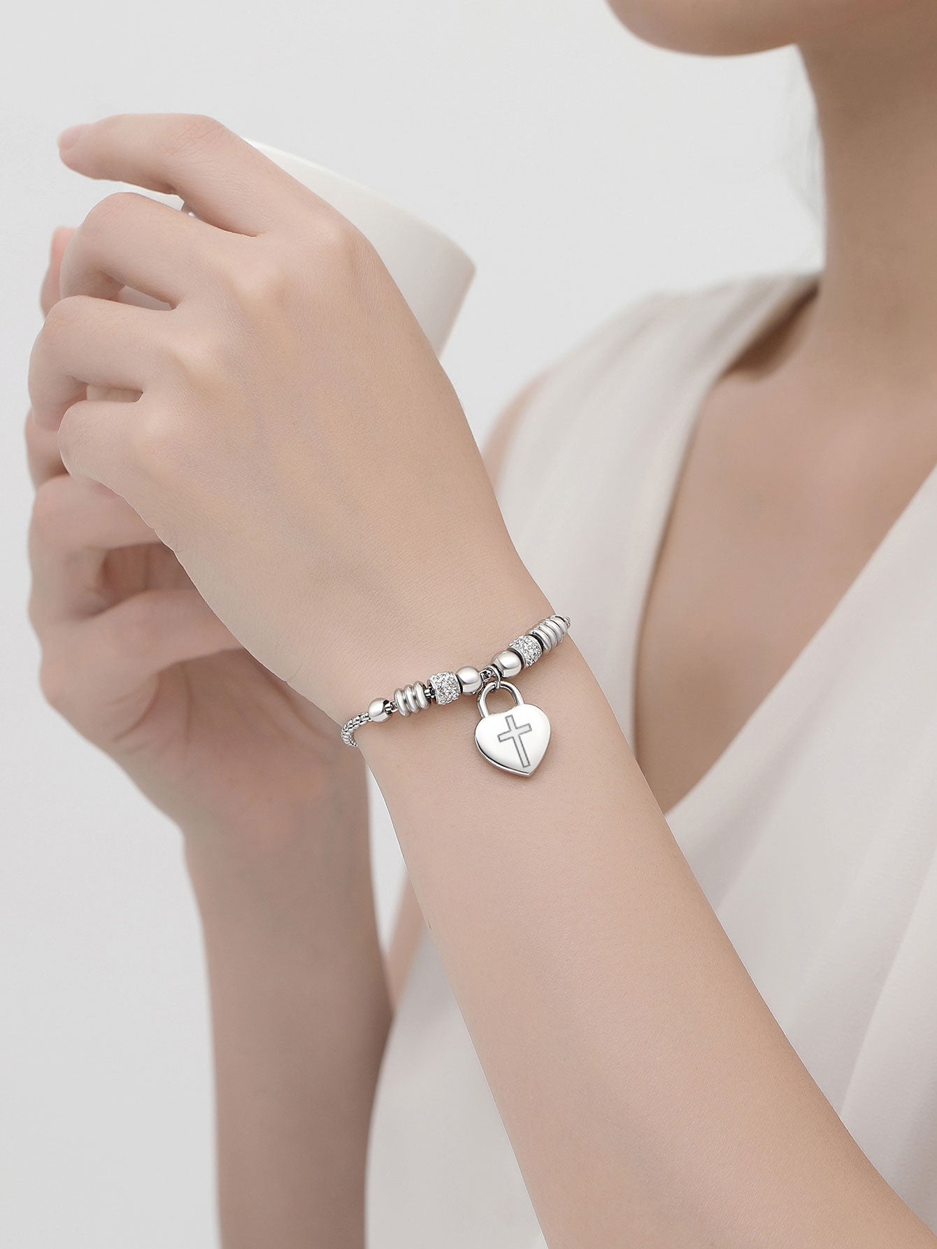 Exquisite Stainless Steel Heart Cross Bracelet - A Thoughtful Religious Gift for Women, Ideal for Christmas and New Year's Celebrations