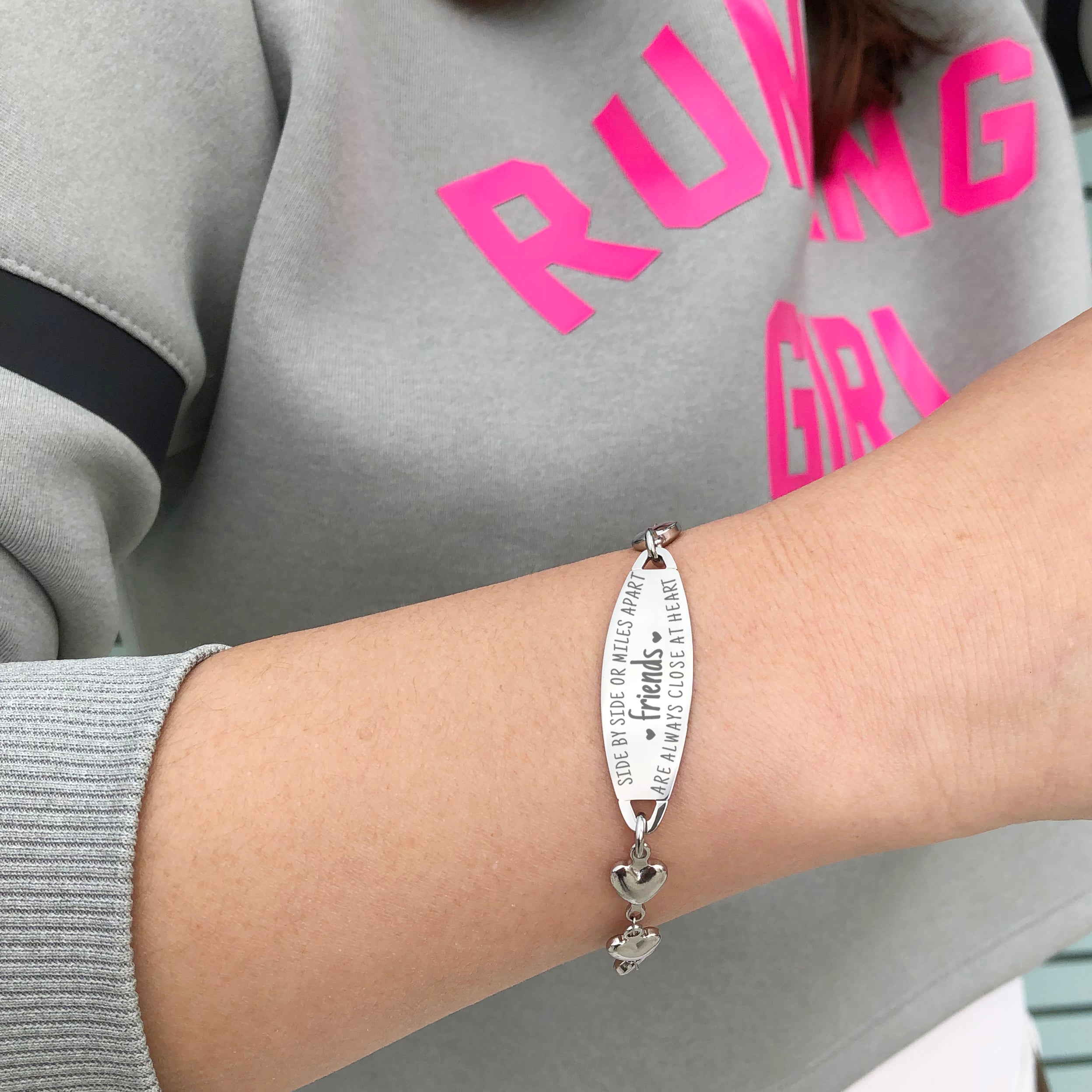 Bracciale Per Sorelle In Acciaio Inossidabile – “Side By Side Or Miles Apart, Sisters Are Close At Heart” – Regalo Per Migliore Amica E Anniversario